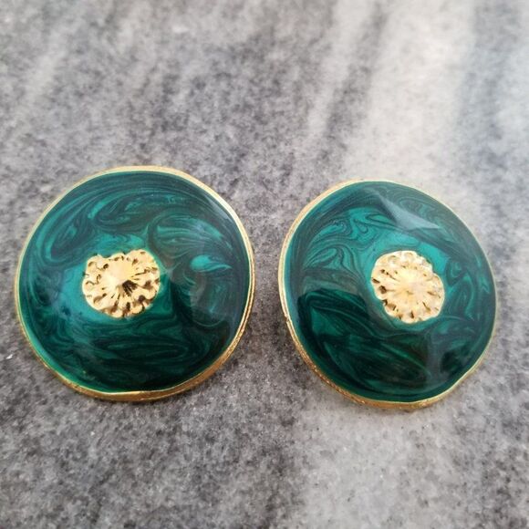Vintage Retro 80s Green enamel and Gold Tone Post Earrings, Domed Design, Estate - Picture 6 of 6